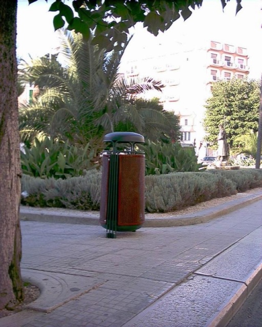 euroform w - Stadtmobiliar - robuster minimalistischer Abfallbehälter aus hochwertigem Stahl für den städtischen Freiraum - Ambiente Abfalleimer in Stadtzentrum 