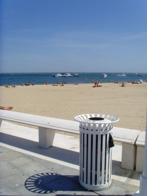 euroform w - street furniture - robust minimalist litter bin made of high-quality steel for urban spaces - Tulip litter bin for waste seperation at the seaside of Arcachon