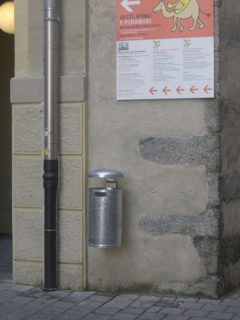 euroform w - Stadtmobiliar - robuster Abfallbehälter aus hochwertigem Stahl für den städtischen Freiraum - Simple 220 Abfalleimer für öffentliche Räume