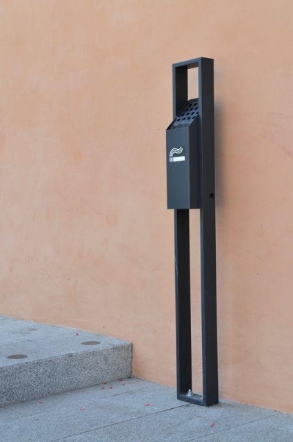 euroform w - Stadtmobiliar - minimalistischer Ascher aus hochwertigem Stahl für den städtischen Freiraum - Lineafumo Ascher für öffentliche Räume