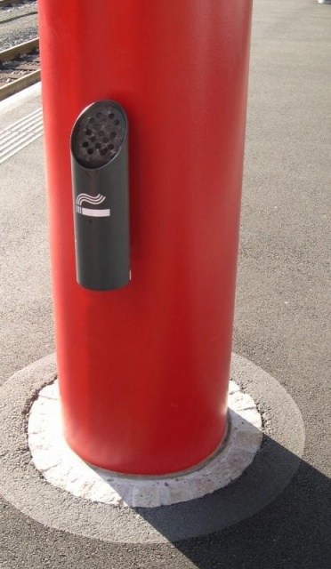 euroform w - arredo urbano - getta sigarette minimalista in acciaio di alta qualità per spazi urbani - Posacenere Fumée per spazi pubblici