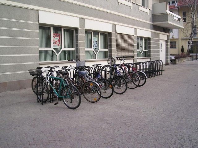 euroform w - Stadtmobiliar - minimalistischer Fahrradständer aus Metall ADFC geprüft - Elegance 180 doppelseitiger Fahrradparker aus hochwertigem Metall
