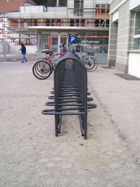 euroform w - Stadtmobiliar - minimalistischer Fahrradständer aus Metall ADFC geprüft - Elegance 180 doppelseitiger Fahrradparker aus hochwertigem Metall
