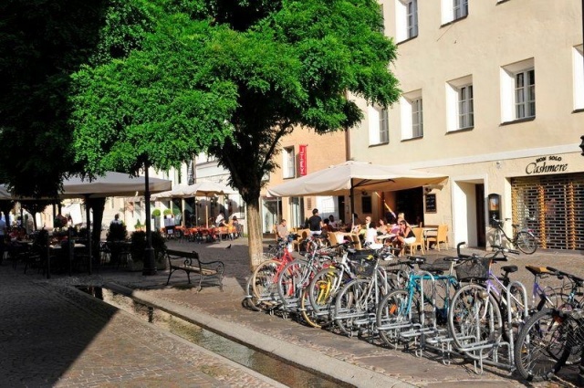 euroform w - Stadtmobiliar - minimalistischer Fahrradständer aus Metall ADFC geprüft - Elegance 182 Fahrradparker aus hochwertigem Metall