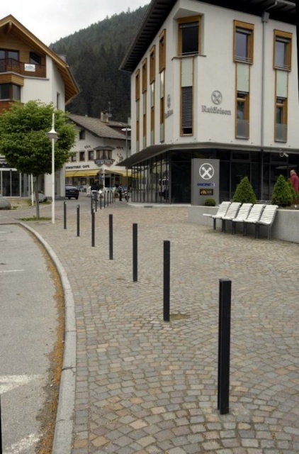 euroform w - Stadtmobiliar - minimalistischer Fahrradständer aus Metall - minimalistischer Poller aus Metall - Absperrsystem aus Metall - Lineapalo