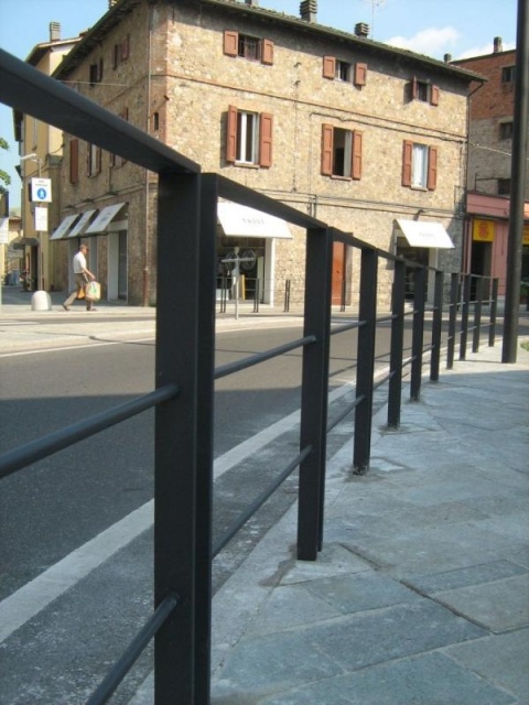 euroform w - Stadtmobiliar - minimalistischer Fahrradständer aus Metall - minimalistischer Poller aus Metall - Absperrsystem aus Metall - Lineabarriera