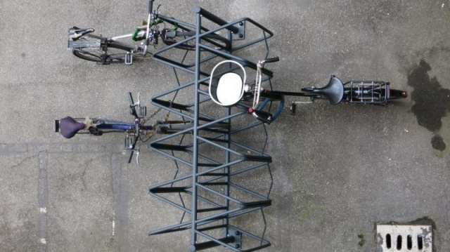 euroform w - arredo urbano - Portabici con copertura al complesso residenziale - Deposito di biciclette Wing Bike in metallo con rastrelliere bici testato da ADFC - pensilina in acciaio metallo e vetro