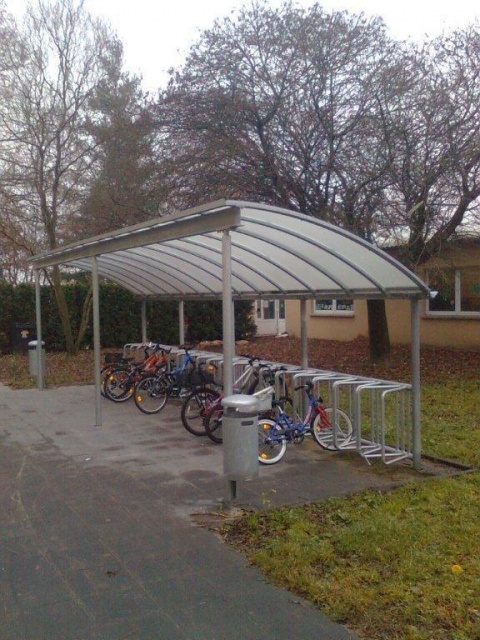 euroform w - Stadtmobiliar - Fahrradständer mit Überdachung bei Wohnkomplex - Wing Bike Fahrraddepot aus Metall mit ADFC geprüftem Fahrradständer
