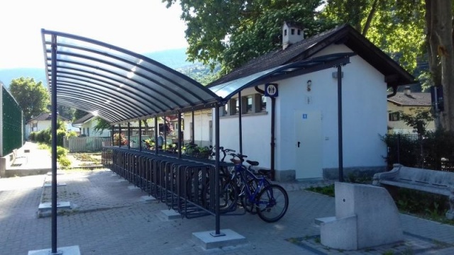 euroform w - arredo urbano - Portabici con copertura vicino alla stazione ferroviaria - Deposito bici Wing Bike - Pensilina per biciclette in vetro e metallo