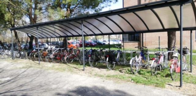 euroform w - arredo urbano - Portabici con copertura davanti a complesso residenziale - Deposito bici Wing Bike - Pensilina per biciclette in vetro e metallo