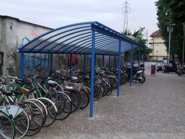 euroform w - Stadtmobiliar - Fahrradständer mit Überdachung bei Bahnhof - Wing Bike Fahrraddepot - Fahrradüberdachung aus Glas und Metall