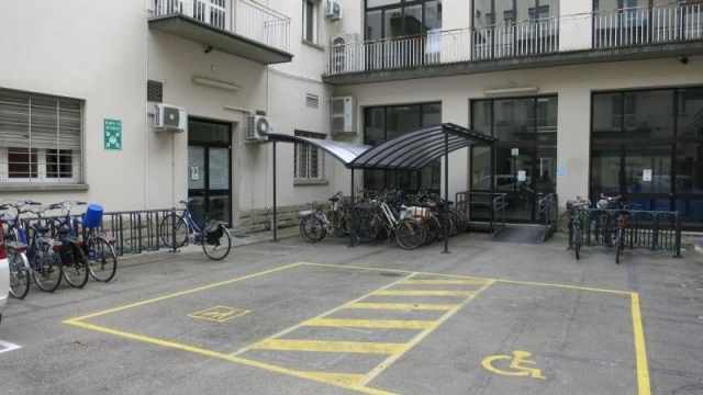 euroform w - Stadtmobiliar - Fahrradständer mit Überdachung bei Wohnkomplex - Wing Bike Fahrraddepot - Fahrradüberdachung aus Glas und Metall