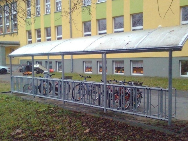 euroform w - arredo urbano - Portabici con copertura davanti a complesso residenziale - Deposito bici Wing Bike - Pensilina per biciclette in vetro e metallo