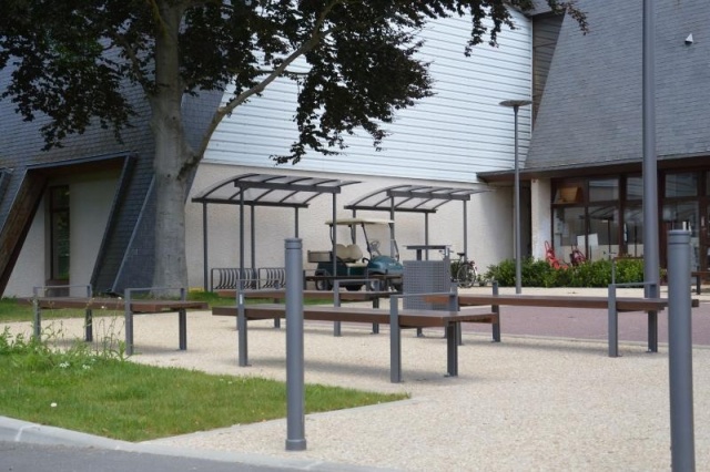 euroform w - street furniture - bike rack with shelter at sports centre in France - Combibike Metal and glass shelter - velostation for cities