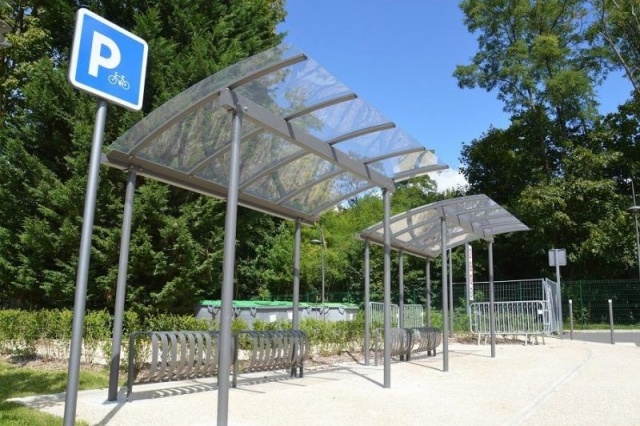 euroform w - arredo urbano - Portabici con copertura in un complesso sportivo in Francia - Combibike Pensilina in metallo e vetro - velostazione per città