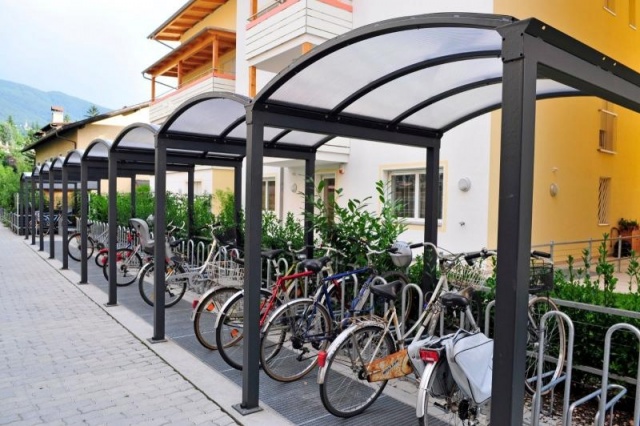 euroform w - Stadtmobiliar - Fahrradständer mit Überdachung bei Wohnsiedlung in Südtirol - Galleria Überdachung aus Metall und Glas