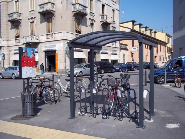 euroform w - Stadtmobiliar - Fahrradständer mit Überdachung bei Wohnsiedlung in Südtirol - Galleria Überdachung aus Metall und Glas