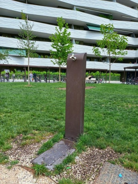 euroform w - Stadtmobiliar - Trinkbrunnen aus Metall für öffentliche Plätze, Parks und Garten - Brunnen für städtischen Raum - Drop