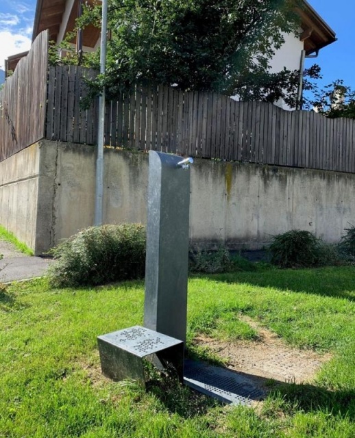euroform w - Stadtmobiliar - Trinkbrunnen aus Metall für öffentliche Plätze, Parks und Garten - Brunnen für städtischen Raum - Drop