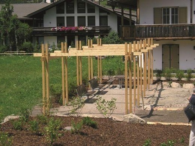 euroform w - Stadtmobiliar - Überdachung aus Holz und Metall für Garten, Innenhof oder Park - Pergola