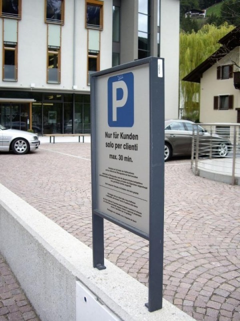 euroform w - Stadtmobiliar - Anschlagetafel aus Metall auf öffentlichem Platz - Hinweistafel für Parkplätze - Lineaspot