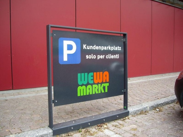 euroform w - Stadtmobiliar - Anschlagetafel aus Metall auf öffentlichem Platz - Hinweistafel für Parkplätze - Lineaspot