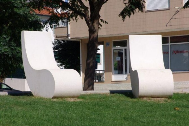 euroform w - Stadtmobiliar - Bank Beton auf öffentlichem Platz - Hocker aus Beton für draußen - Stadtmöbel aus Beton - Mago Urban - Coma