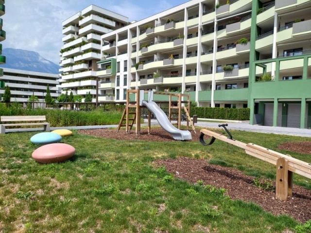 euroform w - Stadtmobiliar - bunte Hocker aus Beton in öffentlichem Park - Stadtmöbel aus Beton - Mago Urban - Confeti