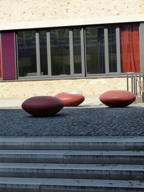 euroform w - arredo urbano - panchine cemento per esterno - sedute colorate in cls in parco pubblico - Mago Urban - Confeti