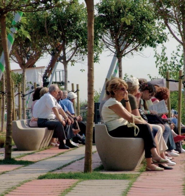 euroform w - arredo urbano - sedute in calcestruzzo su piazza pubblica a Imperia - sedute cls per esterni - Mago Urban - Cuc