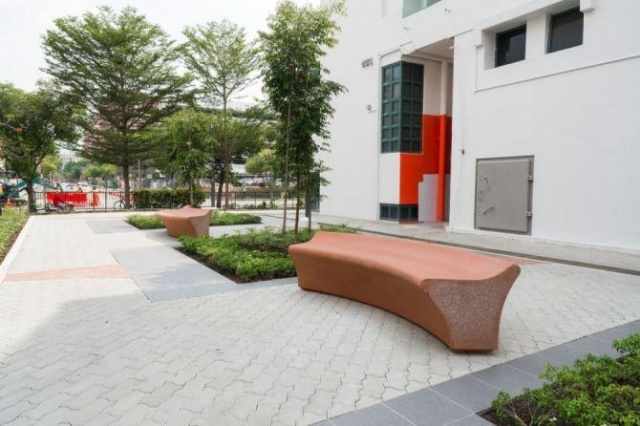 euroform w - arredo urbano - panchine cemento su piazza pubblica - sedute in cls per esterni - Mago Urban - Ona