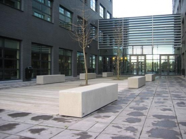 euroform w - Stadtmobiliar - Parkbank Beton mit Pflanzschale für öffentlichen Raum - Hocker aus Beton für draußen - Mago Urban - Tetris