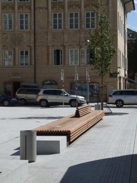 euroform w - street furniture - minimalist bench made of wood and concrete with indirect lighting at Wiltener Platzl in Innsbruck - seating island made of wood and concrete on a public square in Austria - customized street furniture - special solution for