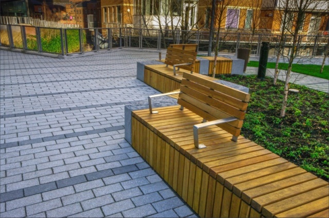 euroform w - arredo urbano - panchina minimalista in legno e cemento sulla piazza pubblica di Manchester in Inghilterra - isola di seduta in legno all