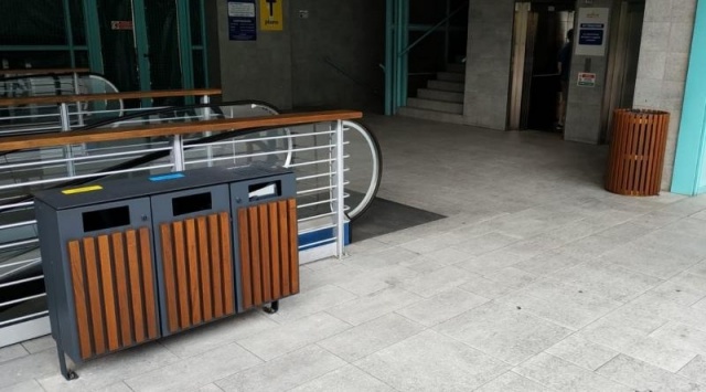 euroform w - arredo urbano - Cestino per rifiuti in legno in centro commerciale a Firenze - Cestino per la raccolta differenziata per lo spazio pubblico - arredo urbano personalizzato