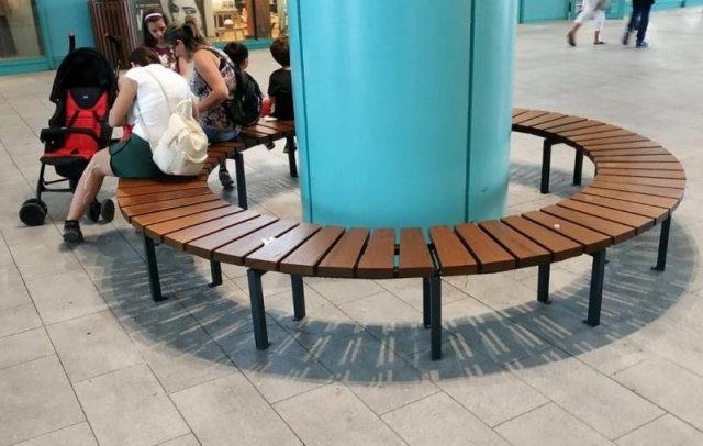 euroform w - Arredo urbano - Persone sedute su una panchina circolare in legno in centro commerciale a Firenze - Panchina per spazio pubblico - arredo urbano personalizzato