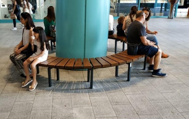 euroform w - Stadtmobiliar - Menschen sitzen auf Rundbank aus Holz in Shoppingmall in Florenz - Bank für öffentlichen Raum - customized Stadtmobiliar