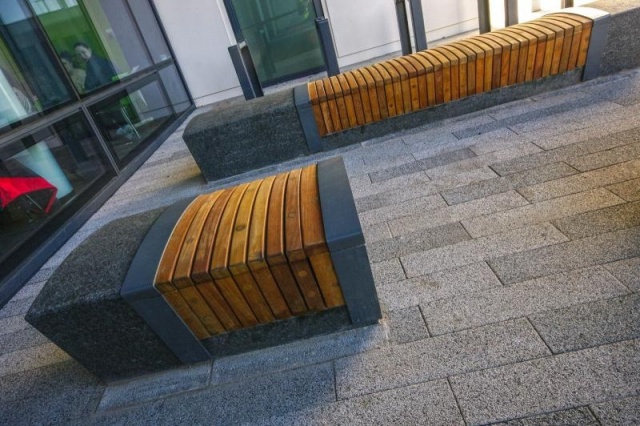 euroform w - Stadtmobiliar - minimalistische Sitzbbank aus Holz und Beton für öffentlichen Raum - Sitzinsel aus Holz und Beton in England - customized Stadtmöbel