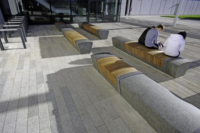 euroform w - Stadtmobiliar - minimalistische Sitzbbank aus Holz und Beton für öffentlichen Raum - Sitzinsel aus Holz und Beton in England - customized Stadtmöbel