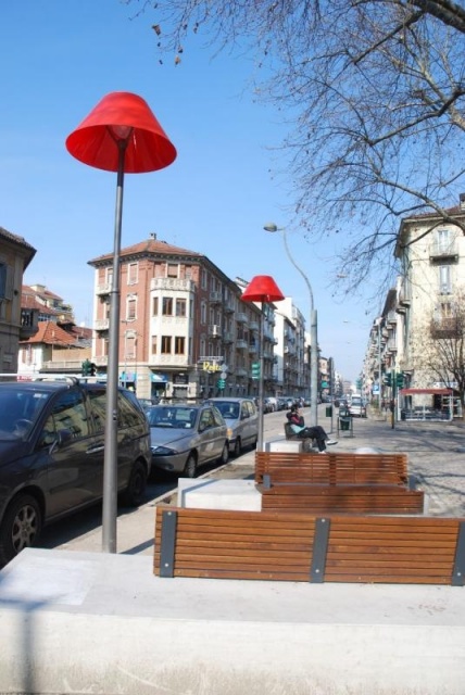 euroform w - Stadtmobiliar - personalisierte Bank mit hoher Rückenlehne in Stadtzentrum von Turin - Sitzinsel aus Holz auf Betonsockel - customized Stadtmöbel