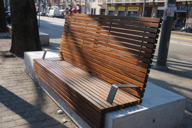 euroform w - Stadtmobiliar - personalisierte Bank mit hoher Rückenlehne in Stadtzentrum von Turin - Sitzinsel aus Holz auf Betonsockel - customized Stadtmöbel