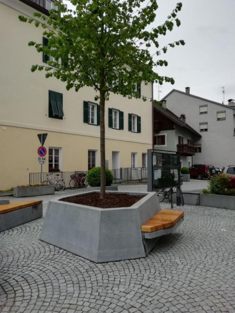 euroform w - arredo urbano - panchina minimalista in legno con fioriera in cemento su piazza pubblica - panchina in legno per città - mobili di design per esterni - panchina personalizzata