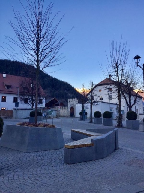 euroform w - Stadtmobiliar - minimalistische Sitzbank aus Holz mit Pflanzschale aus Beton auf öffentlichem Platz - Parkbank Holz für Städte - Designermöbel für draußen - personalisierte Bank