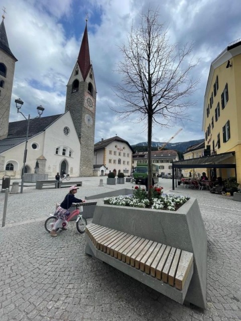 euroform w - Stadtmobiliar - minimalistische Sitzbank aus Holz mit Pflanzschale aus Beton auf öffentlichem Platz - Parkbank Holz für Städte - Designermöbel für draußen - personalisierte Bank