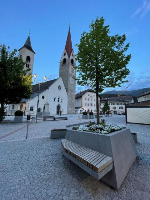 euroform w - Stadtmobiliar - minimalistische Sitzbank aus Holz mit Pflanzschale aus Beton auf öffentlichem Platz - Parkbank Holz für Städte - Designermöbel für draußen - personalisierte Bank