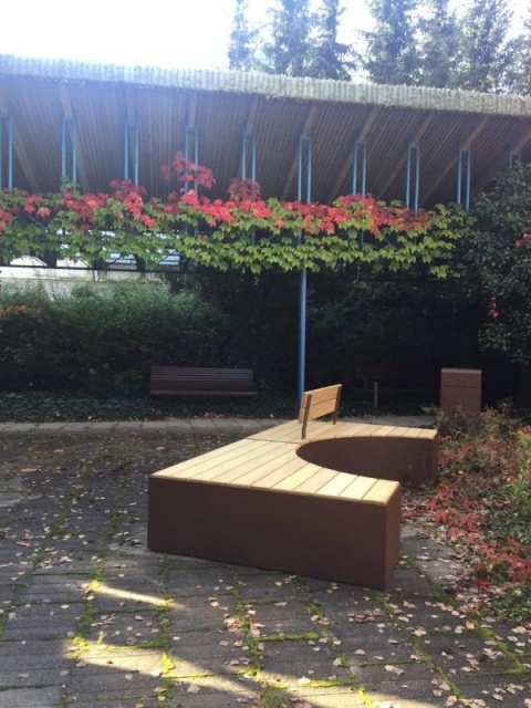 euroform w - urban furniture - wooden parkbench with backrest - wooden modular seating - modular bench in courtyard - Isola