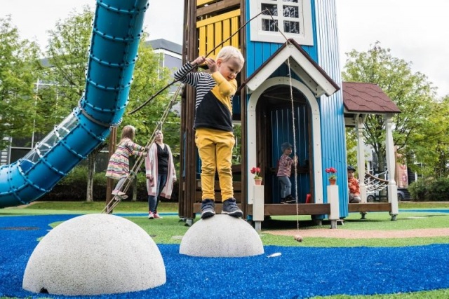 Parco giochi - Lappset -  la casa dei Moomins torre gigante su prato con bambini - Parco divertimenti Moomins in parco pubblico con bambini