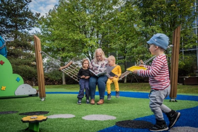 Spielplatz - Lappset - Moomins gigantisches Spielhaus auf Wiese mit Kindern – Freizeitpark Moomins in öffentlichem Park mit Kindern