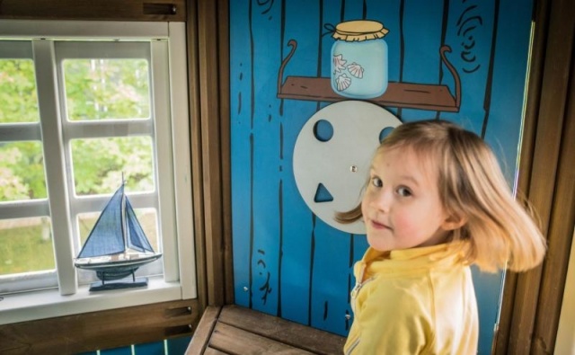 Spielplatz - Lappset - Moomins gigantisches Spielhaus von innen mit Kindern – Freizeitpark Moomins in öffentlichem Park mit Kindern