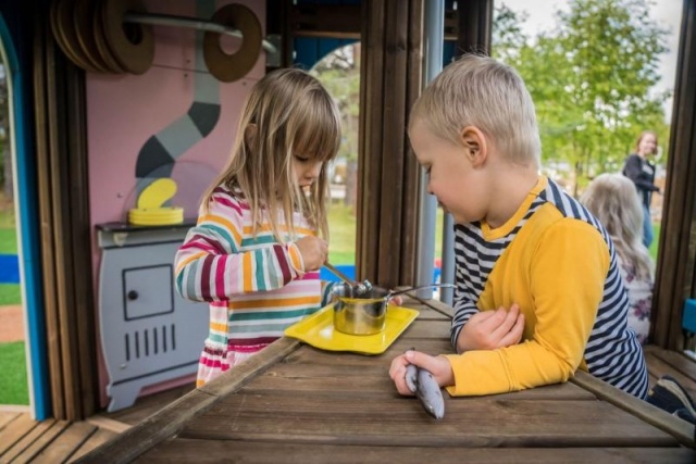 Parco giochi - Lappset -  la casa dei Moomins da dentro torre gigante su prato con bambini - Parco divertimenti Moomins in parco pubblico con bambini